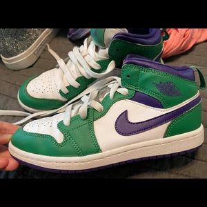 Nike Jordan’s youth Sz 2